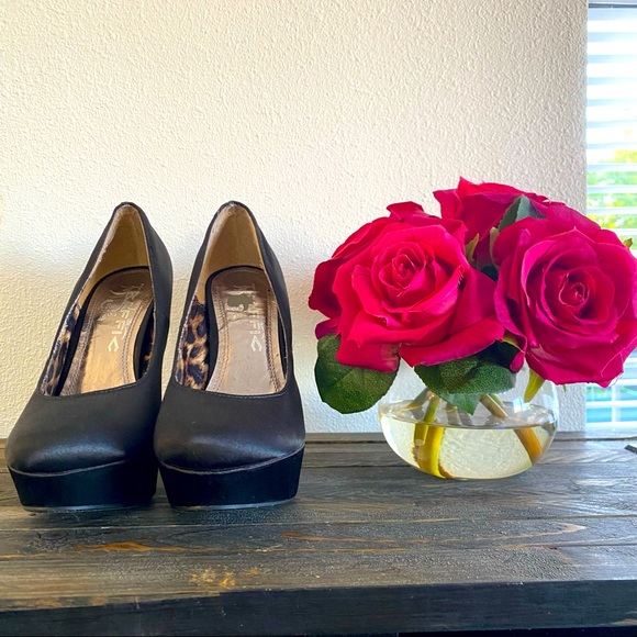 Traffic Satin Pumps (Size 6).🌹 - Picture 6 of 16